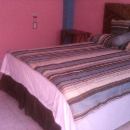 La Delphina Bed And Breakfast Bar And Grill La Ceiba Exterior foto