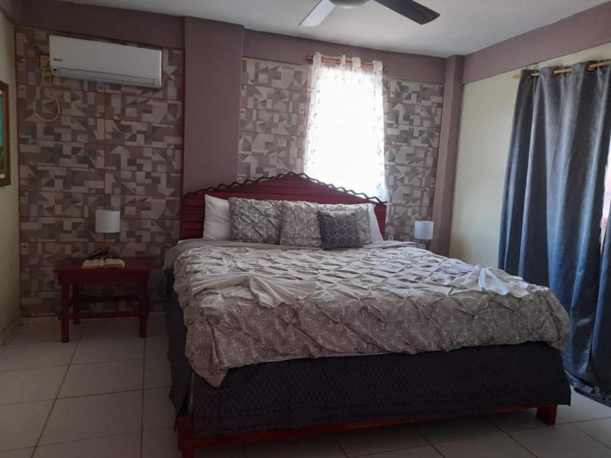 La Delphina Bed And Breakfast Bar And Grill La Ceiba Exterior foto