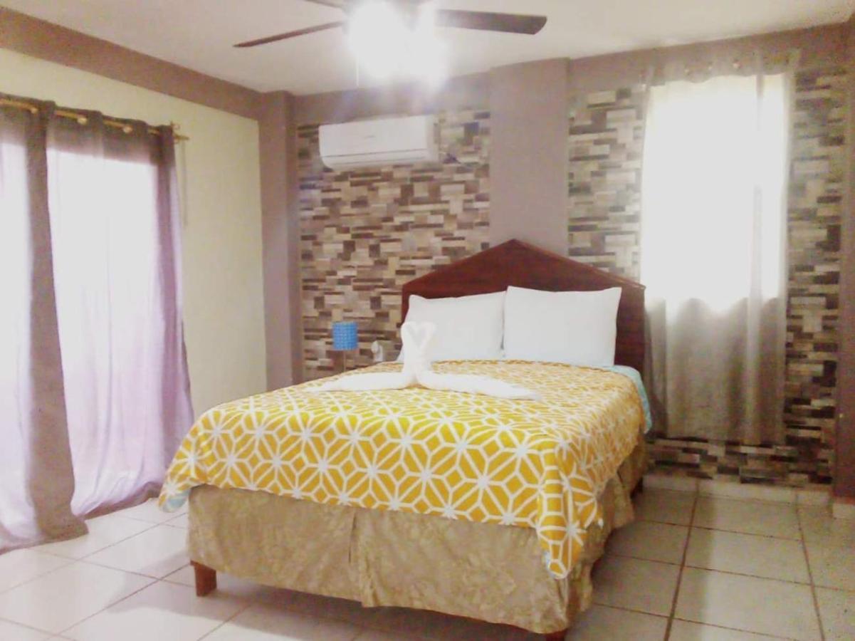 La Delphina Bed And Breakfast Bar And Grill La Ceiba Exterior foto