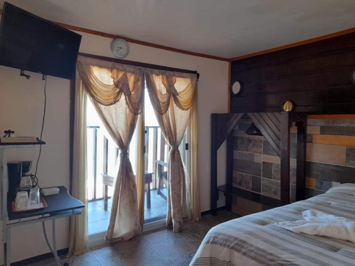 La Delphina Bed And Breakfast Bar And Grill La Ceiba Exterior foto