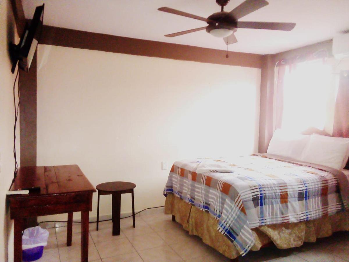 La Delphina Bed And Breakfast Bar And Grill La Ceiba Exterior foto
