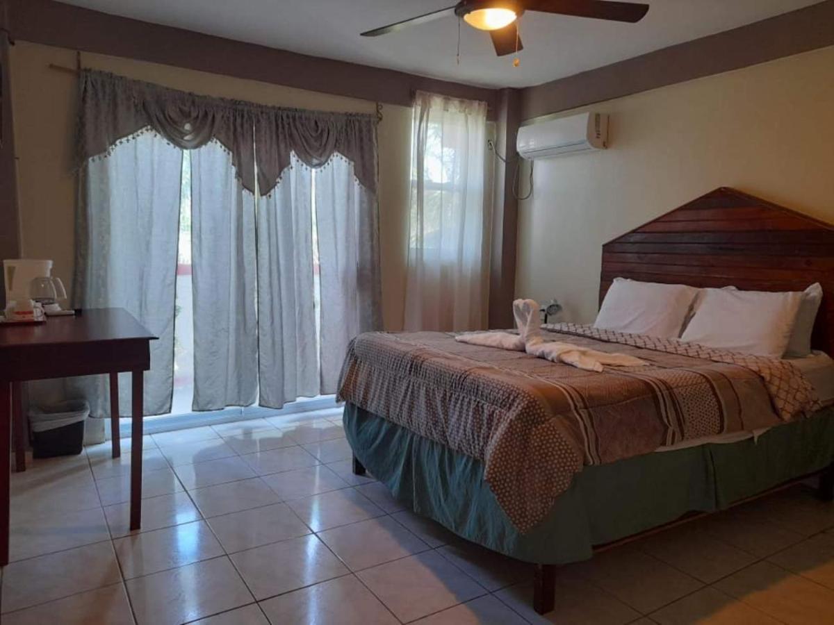 La Delphina Bed And Breakfast Bar And Grill La Ceiba Exterior foto