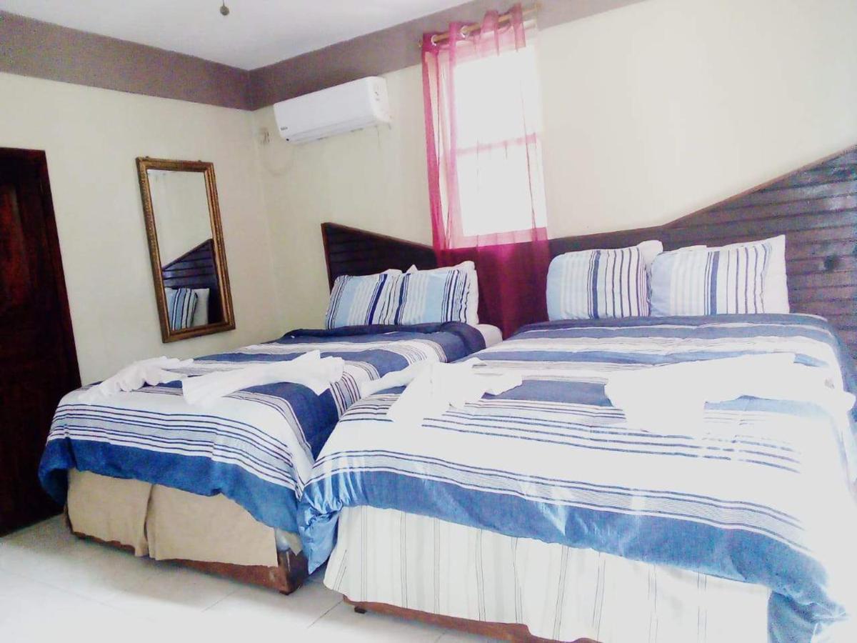 La Delphina Bed And Breakfast Bar And Grill La Ceiba Exterior foto