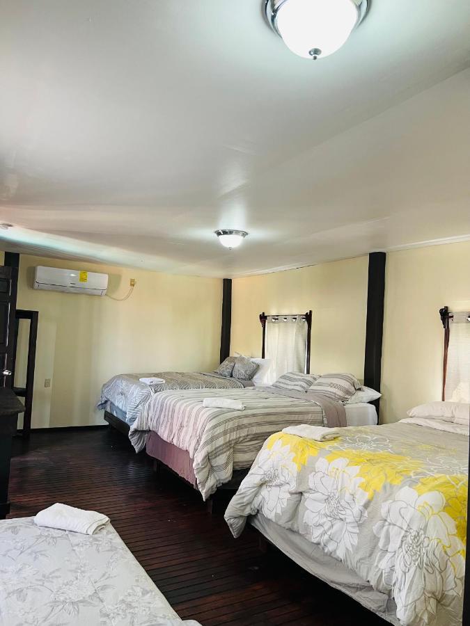 La Delphina Bed And Breakfast Bar And Grill La Ceiba Exterior foto