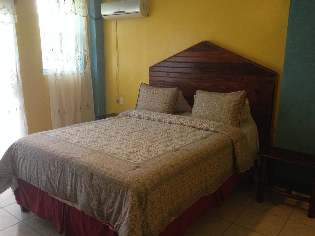 La Delphina Bed And Breakfast Bar And Grill La Ceiba Exterior foto