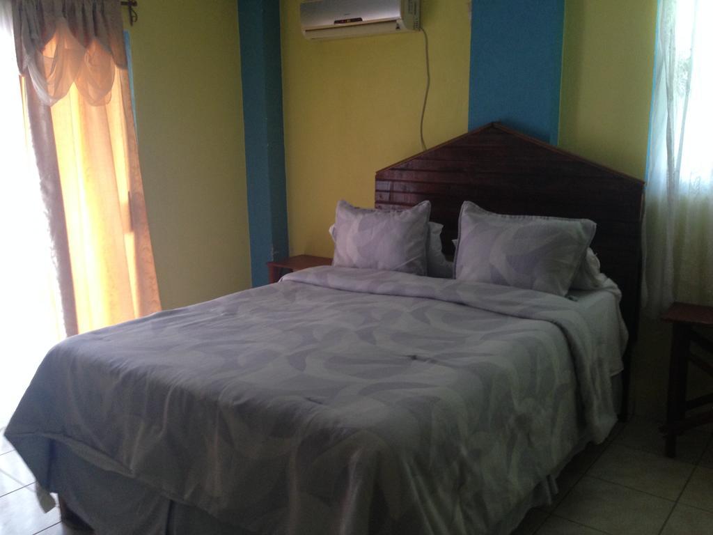 La Delphina Bed And Breakfast Bar And Grill La Ceiba Exterior foto