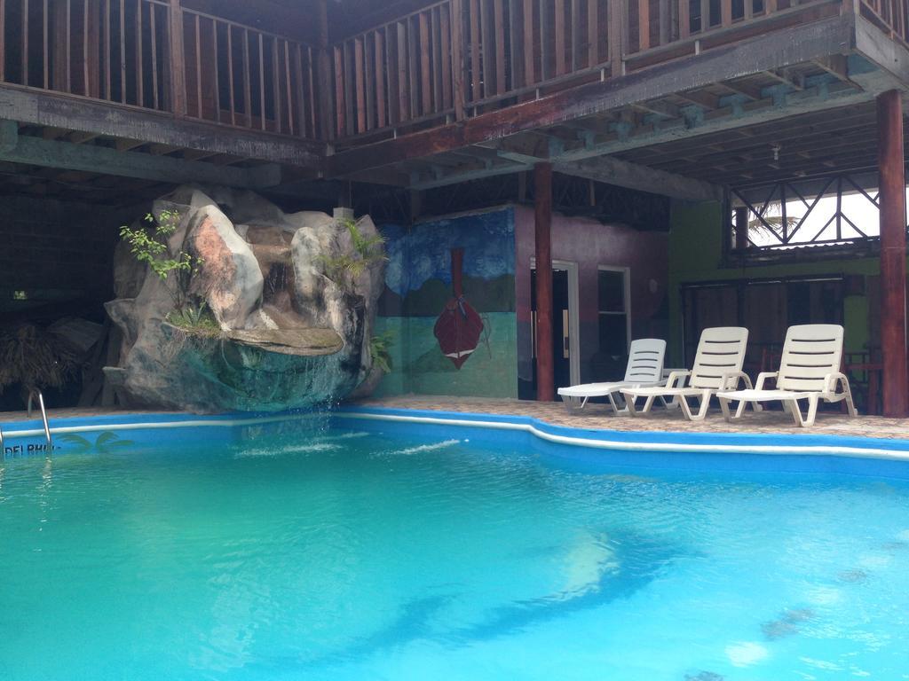 La Delphina Bed And Breakfast Bar And Grill La Ceiba Exterior foto