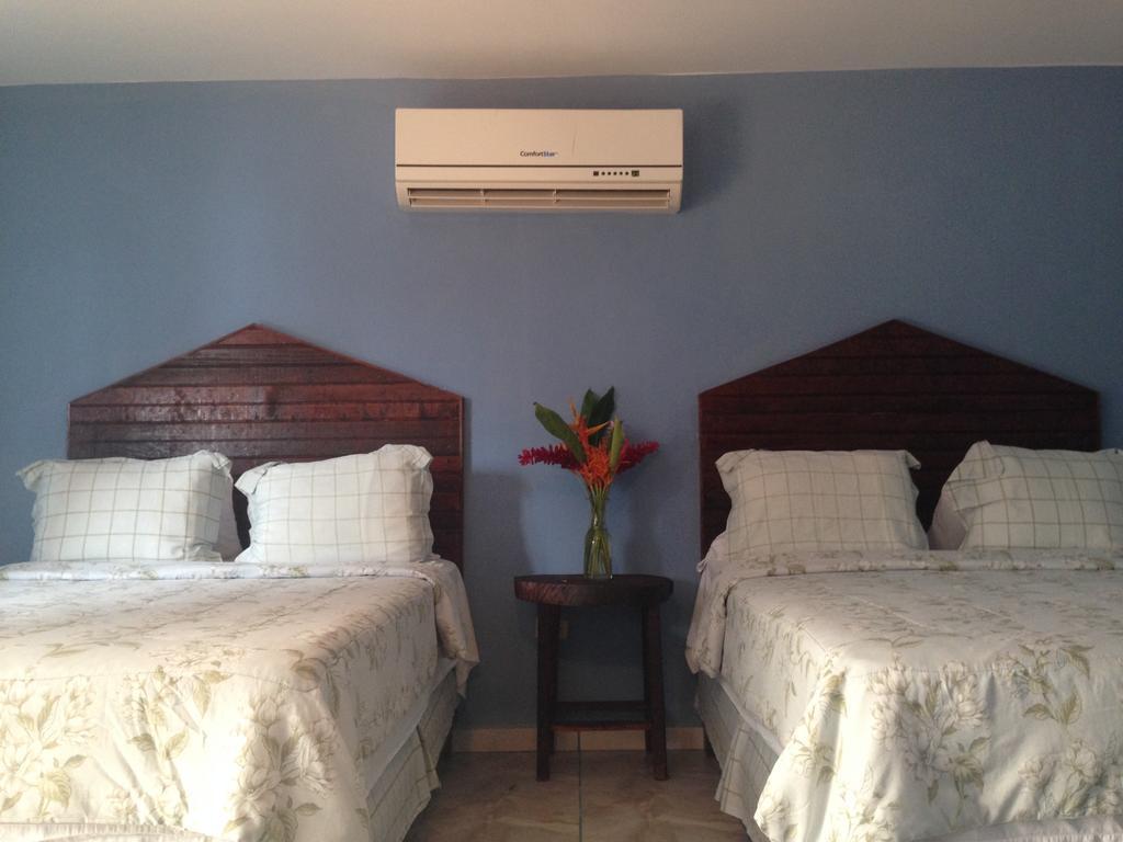 La Delphina Bed And Breakfast Bar And Grill La Ceiba Exterior foto