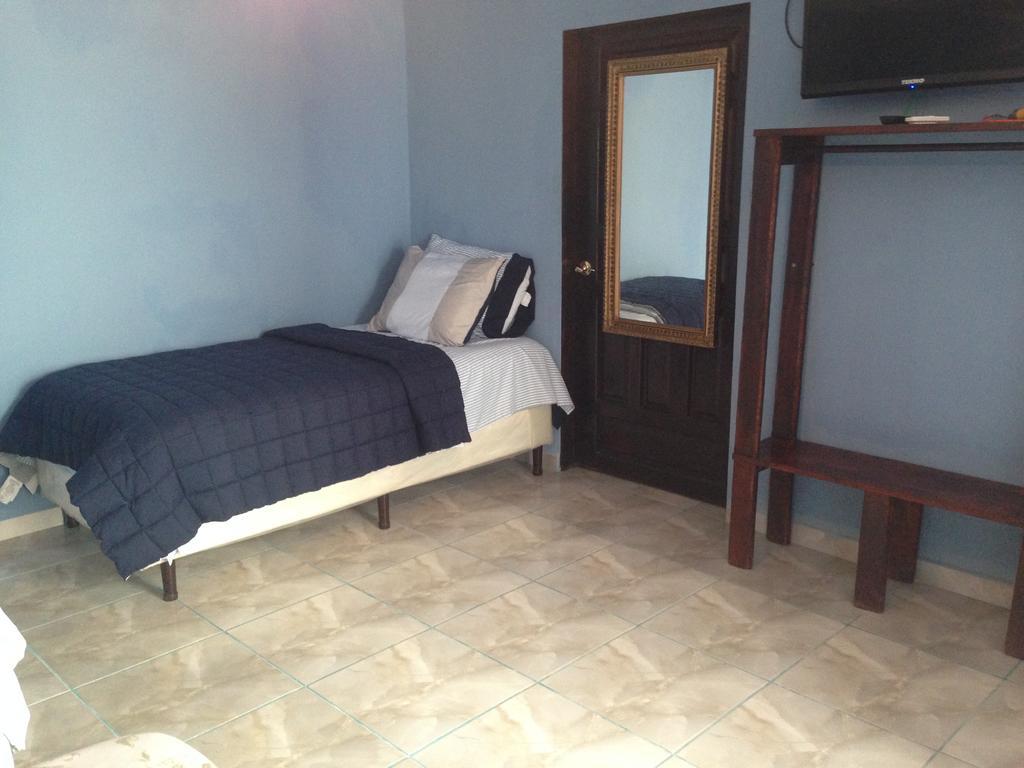 La Delphina Bed And Breakfast Bar And Grill La Ceiba Exterior foto