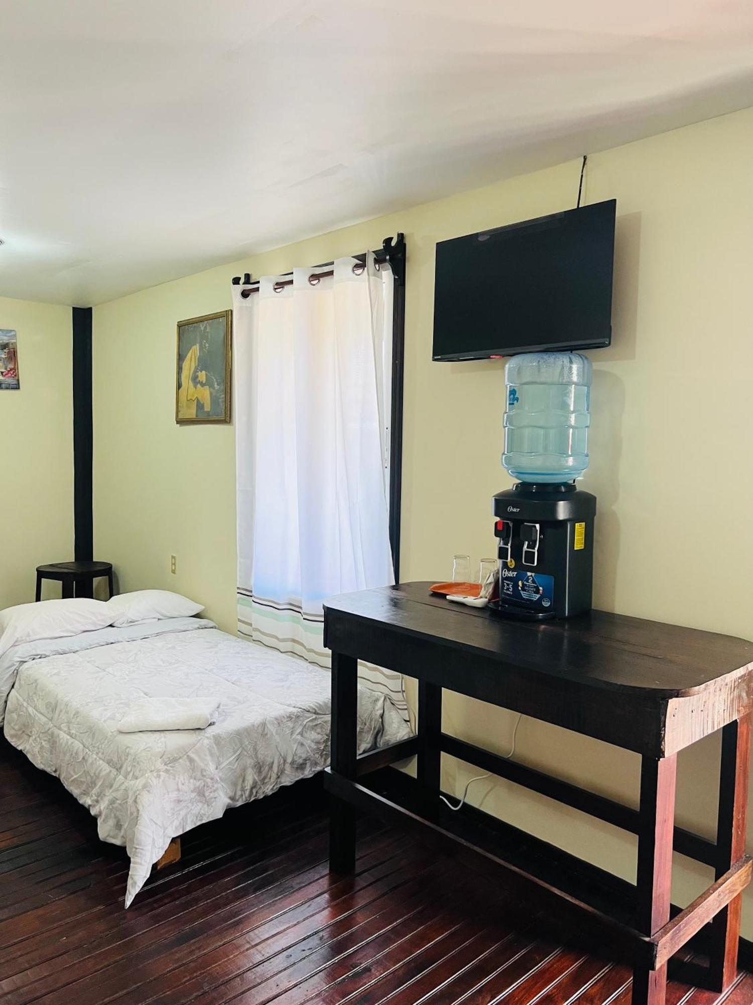 La Delphina Bed And Breakfast Bar And Grill La Ceiba Exterior foto