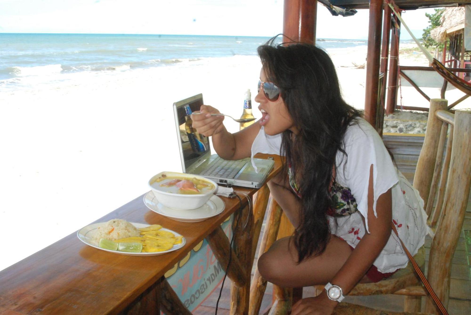 La Delphina Bed And Breakfast Bar And Grill La Ceiba Exterior foto