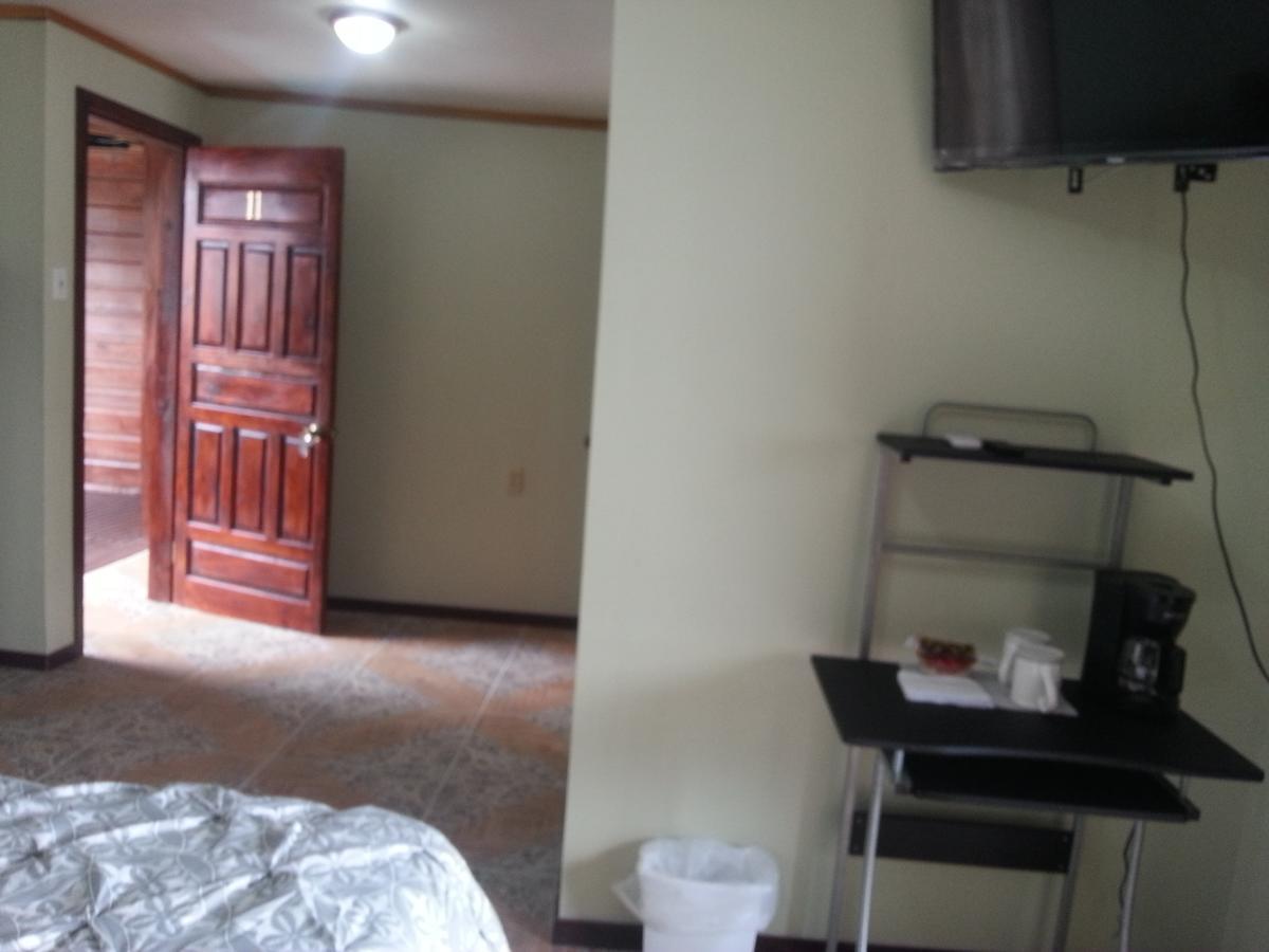 La Delphina Bed And Breakfast Bar And Grill La Ceiba Exterior foto