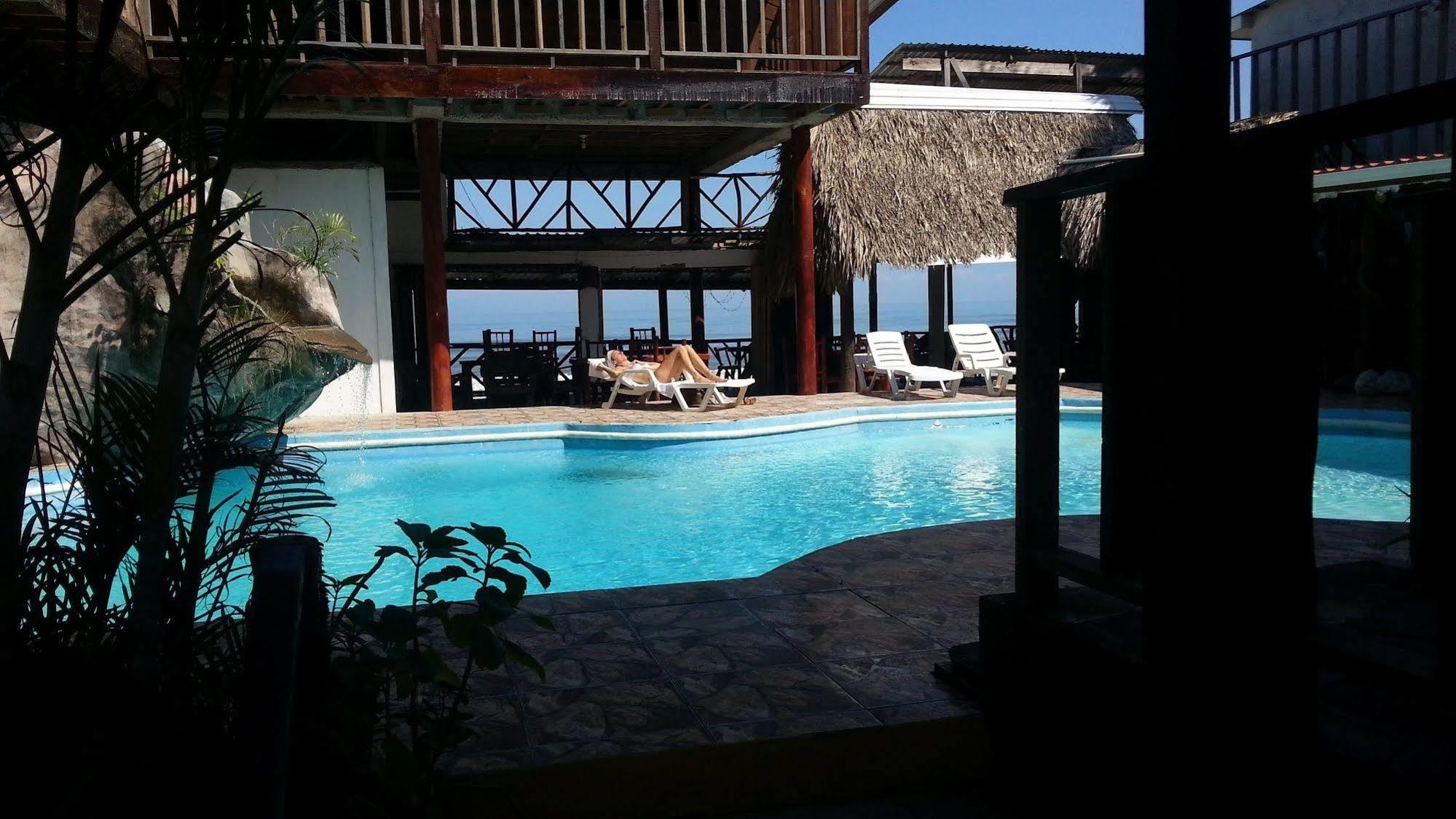 La Delphina Bed And Breakfast Bar And Grill La Ceiba Exterior foto