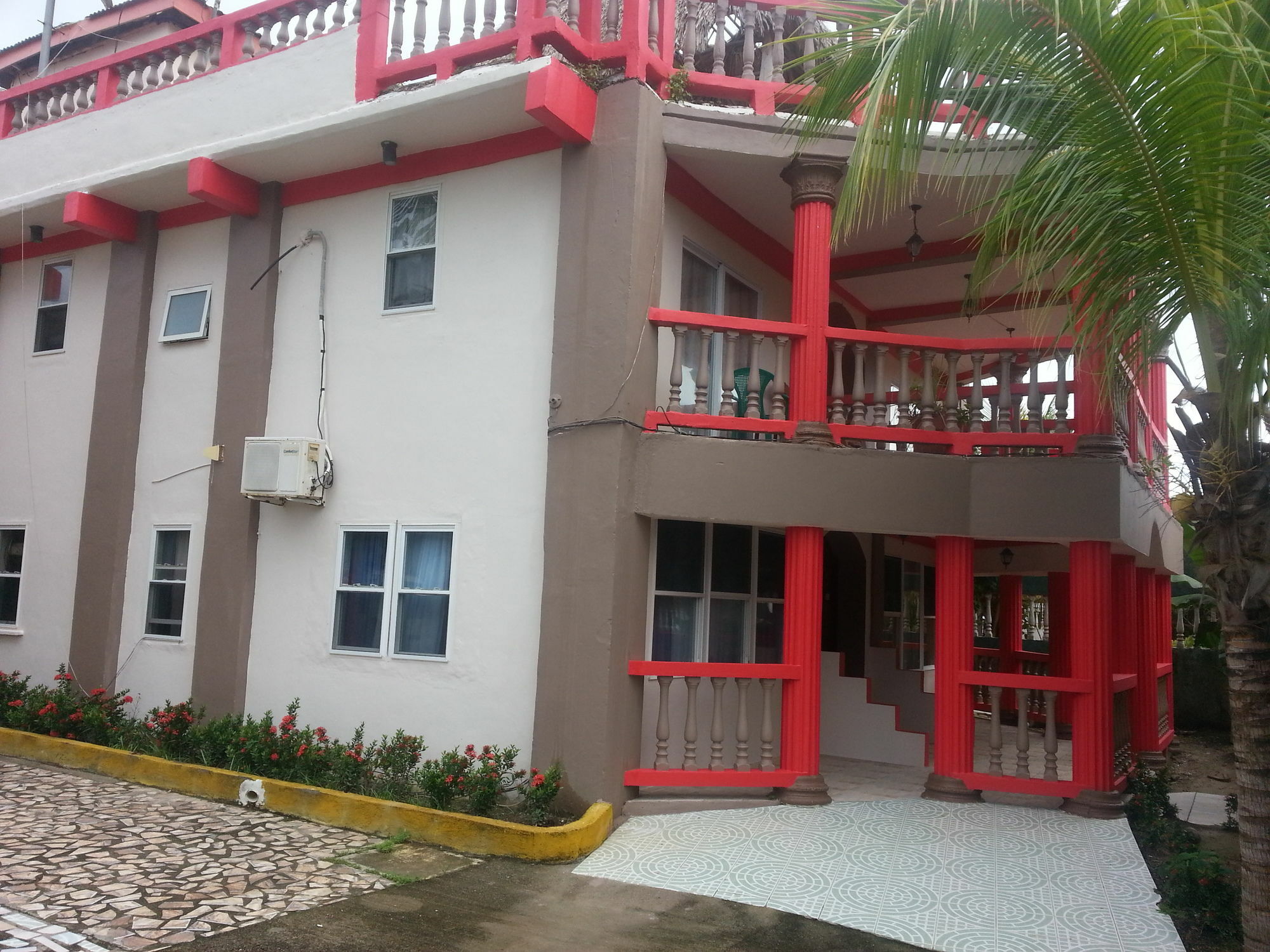 La Delphina Bed And Breakfast Bar And Grill La Ceiba Exterior foto